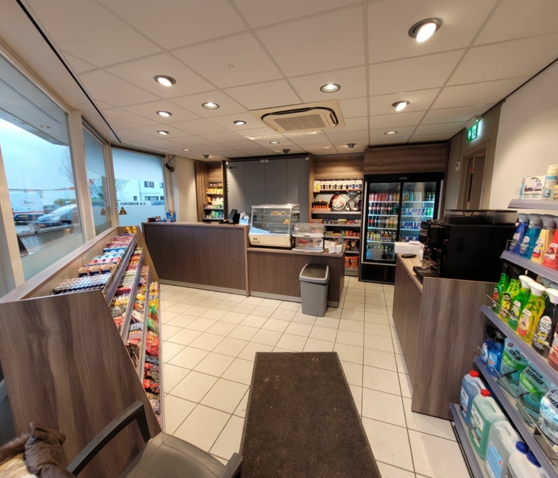 AERS  ESSO Tankstation Sluis in een nieuw jasje